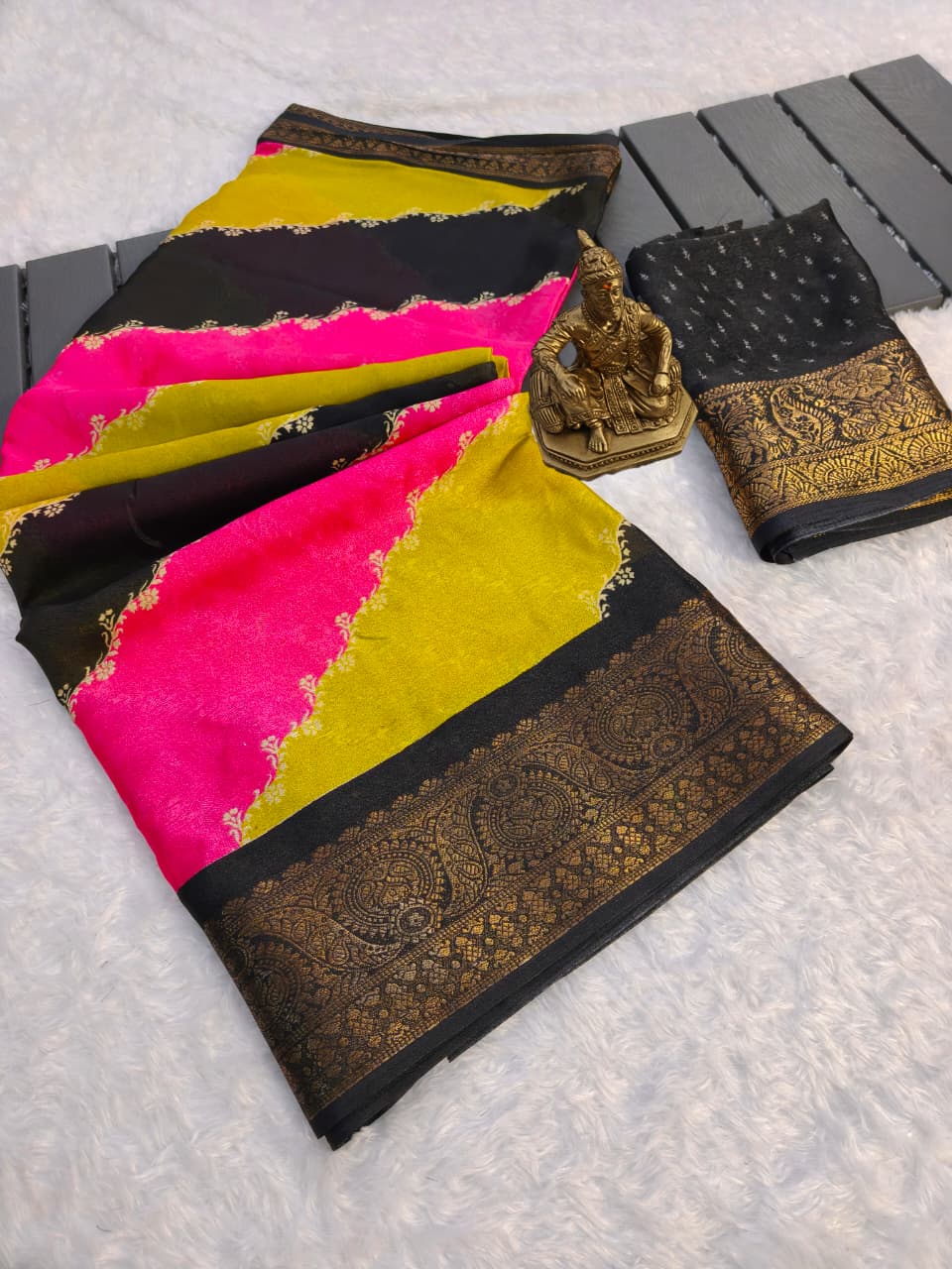 Marshmallow Blooming Rainbow Print Saree with Viscose Weave & Golden Jacquard Border – Matching Pallu & Blouse Piece Included