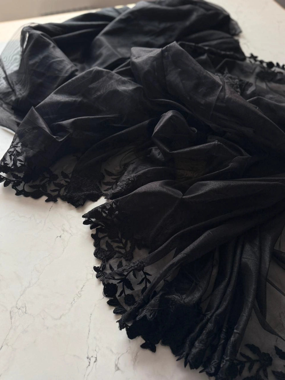 Premium Pure Twillnet Saree with Tone-to-Tone Multithread Work & Scalloped Border – Bangalori Silk Blouse Included