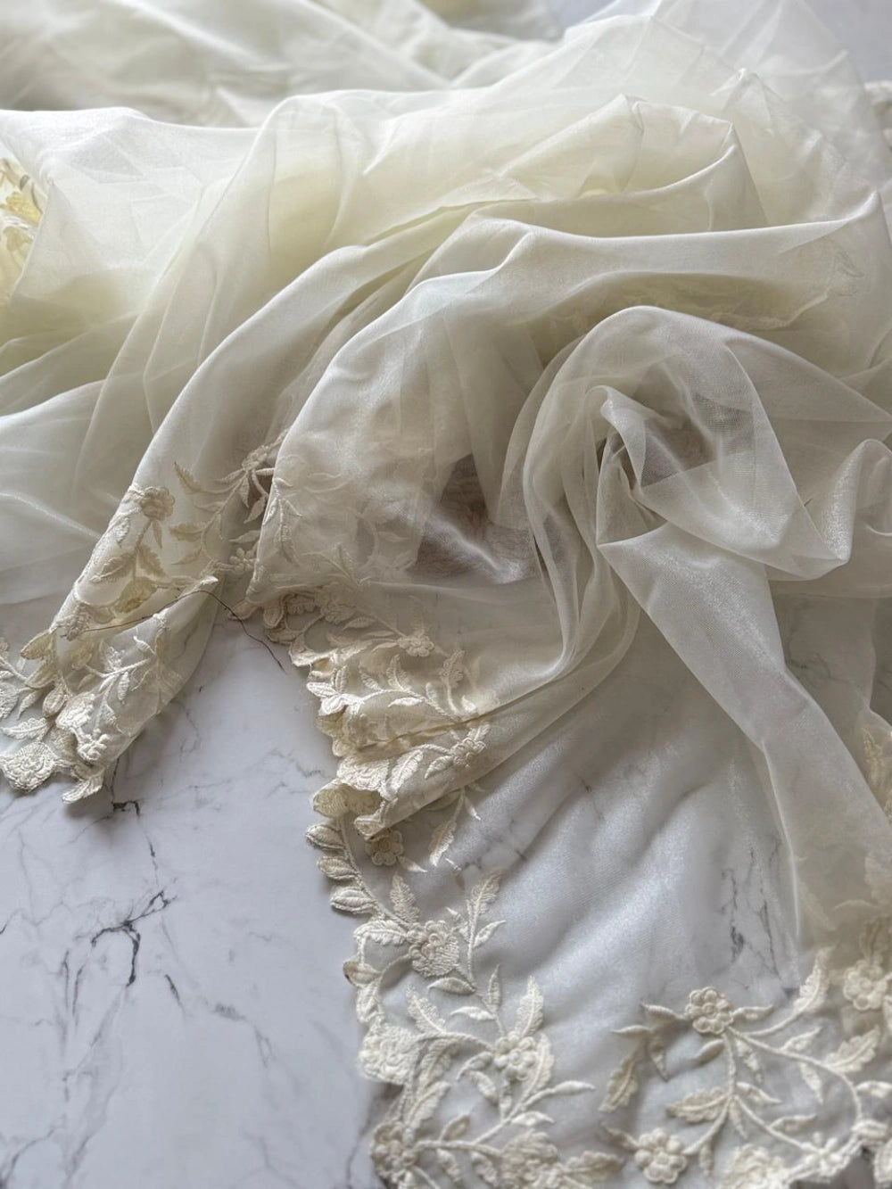 Premium Pure Twillnet Saree with Tone-to-Tone Multithread Work & Scalloped Border – Bangalori Silk Blouse Included