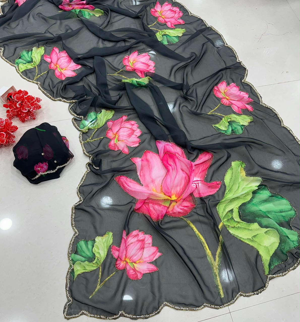 Premium Georgette Silk Saree with Digital Floral Print, Cutdana Handwork & Heavy Border – Designer Blouse