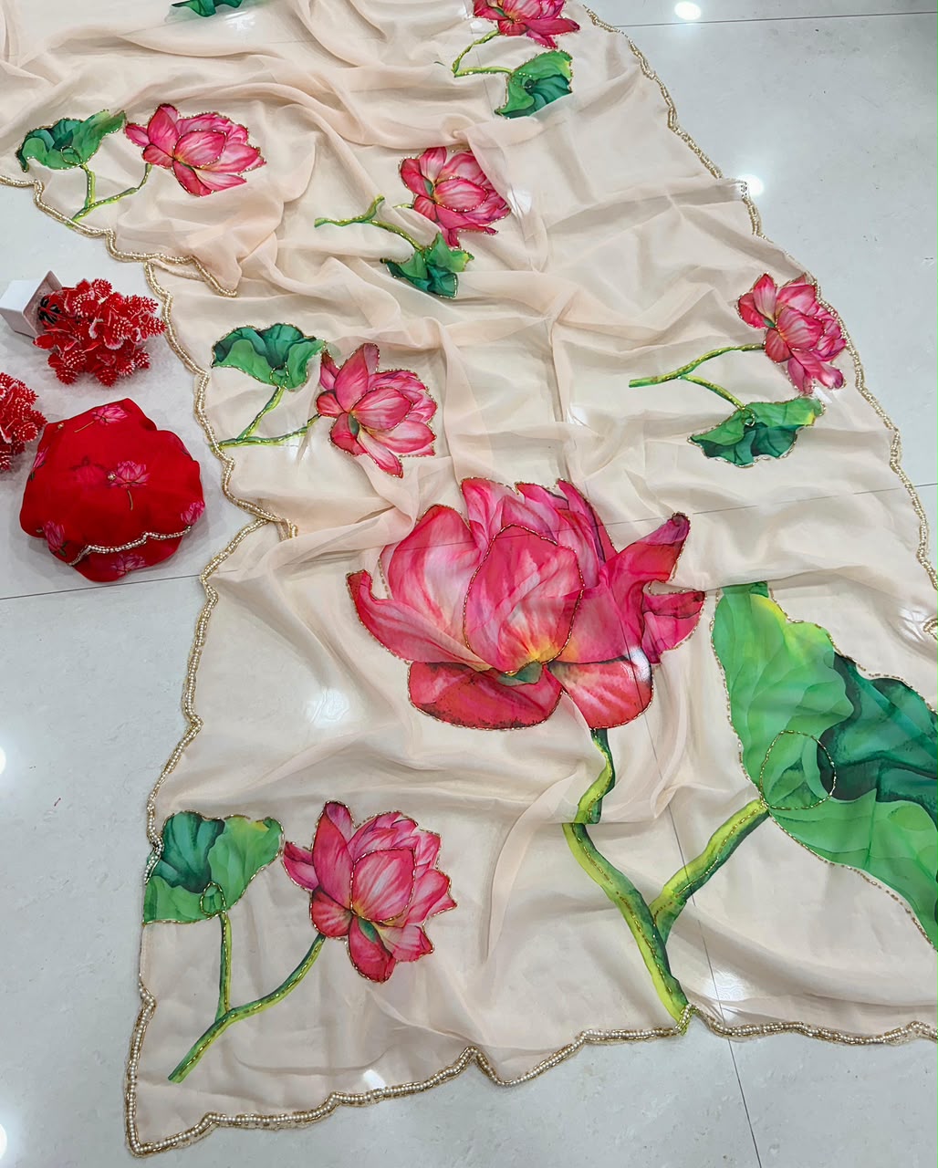 Premium Georgette Silk Saree with Digital Floral Print, Cutdana Handwork & Heavy Border – Designer Blouse