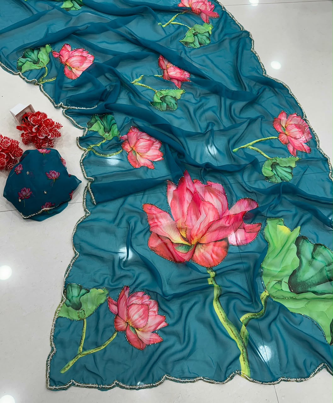 Premium Georgette Silk Saree with Digital Floral Print, Cutdana Handwork & Heavy Border – Designer Blouse
